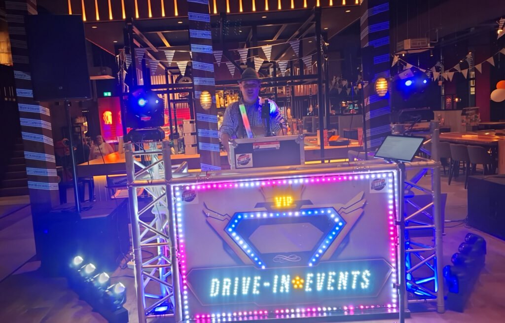 Emil Jansen achter de DJ-booth van EJSound, voor een evenement