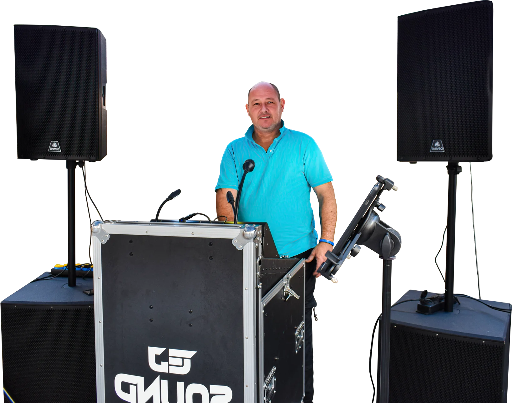 Emil Jansen achter de DJ-booth van EJSound, tussen twee speakers
