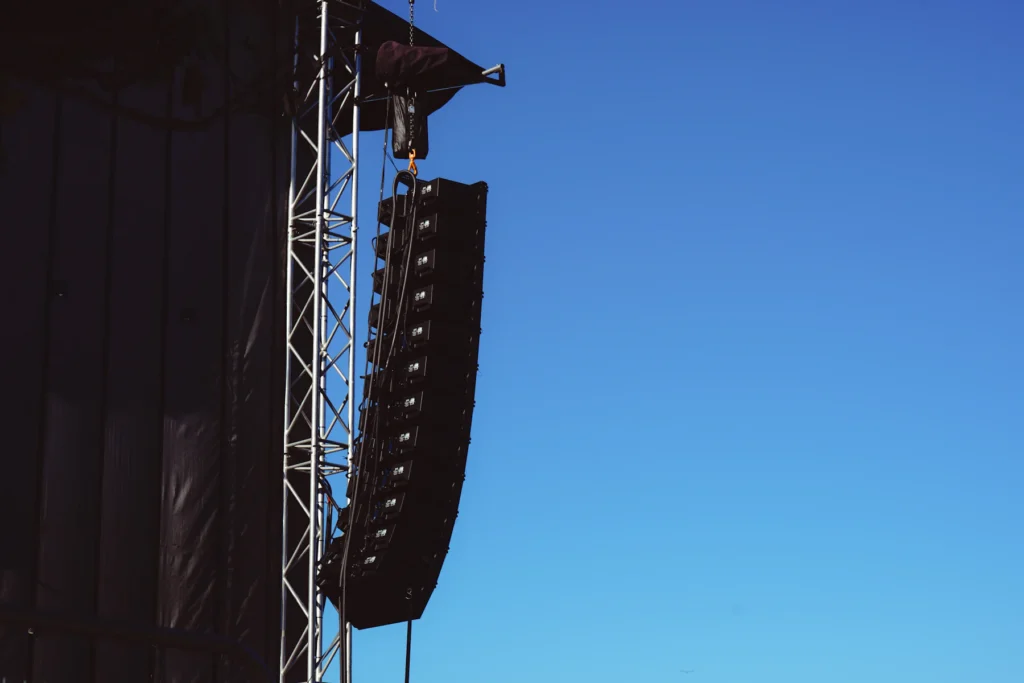 Opbouw van een podium met speakers en een hoogwerker